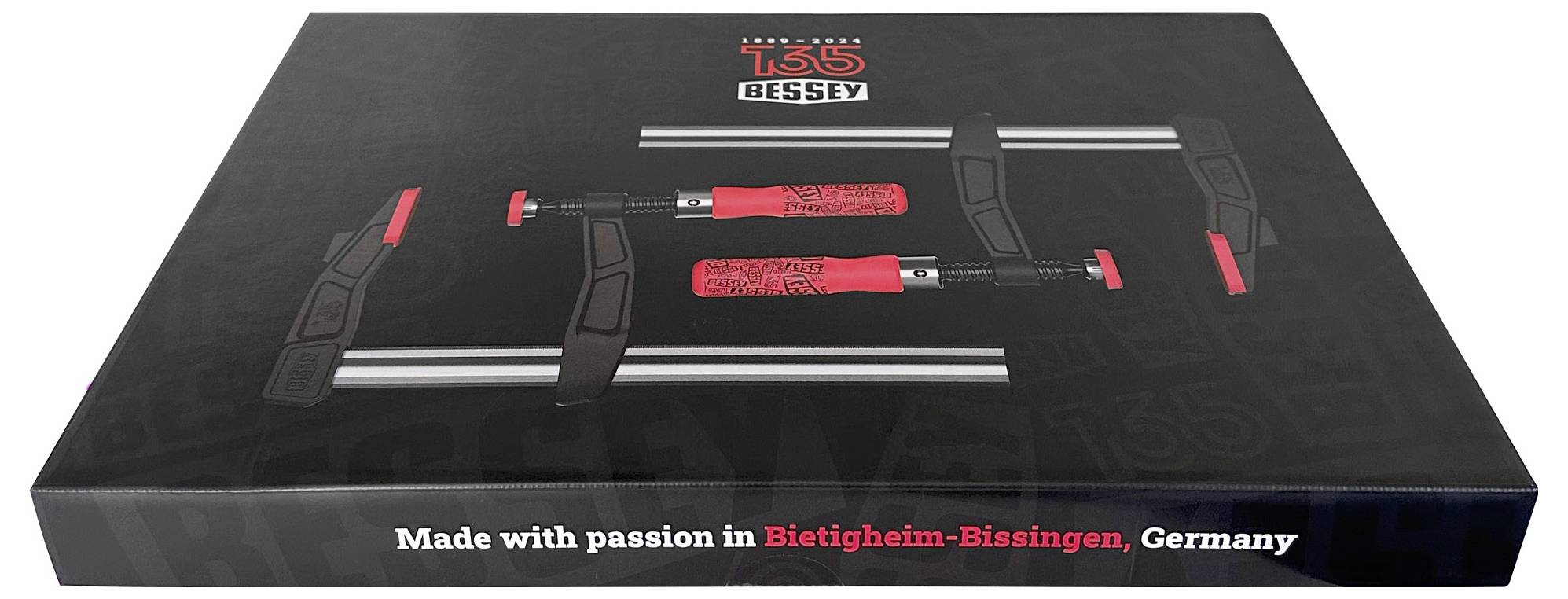 Eine schwarze Box mit zwei Zwingen, rot und schwarz, und dem Text 'Made with passion in Bietigheim-Bissingen, Germany'.