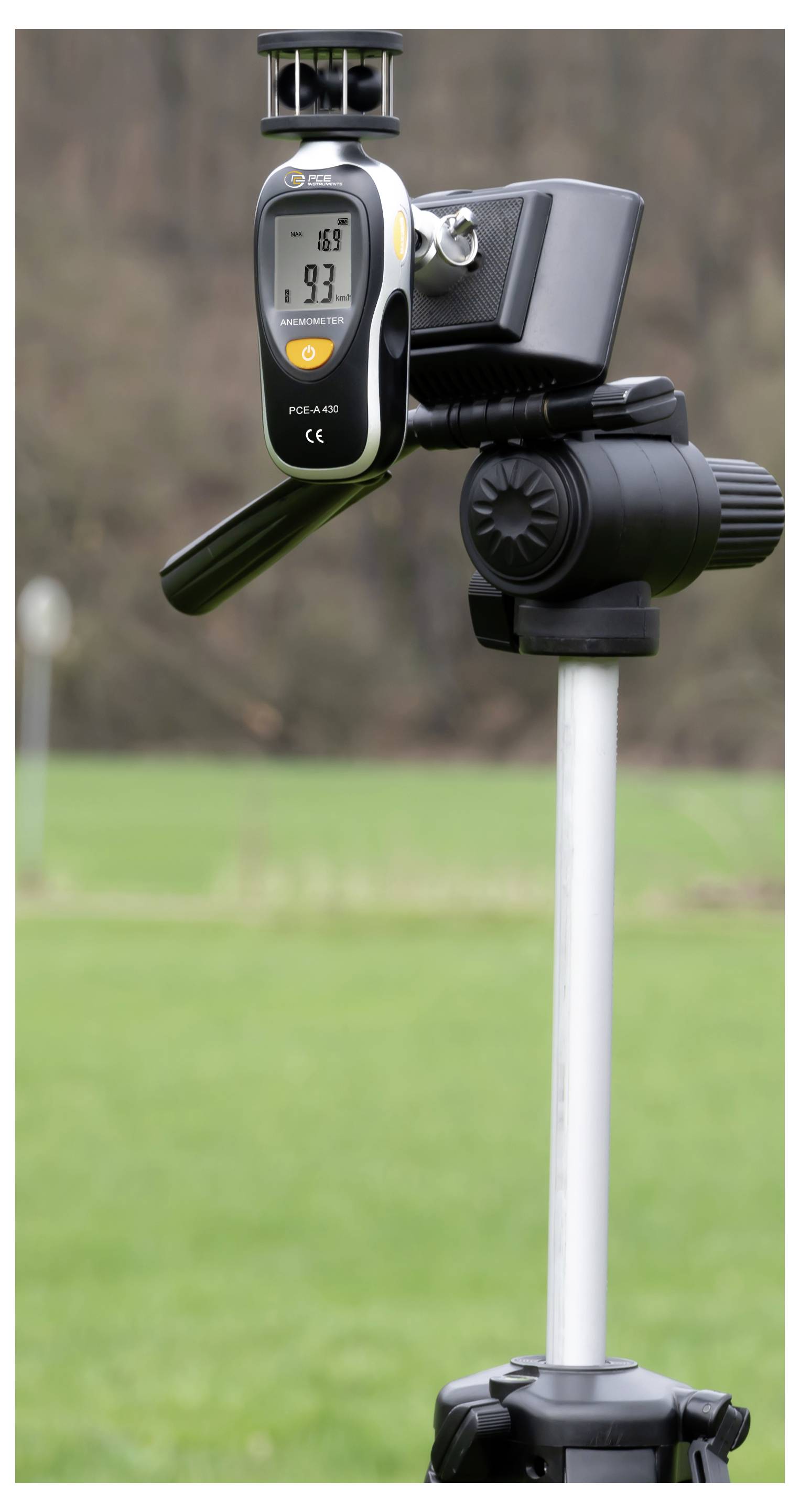 Ein digitales Anemometer, das auf einem Dreibein montiert ist, misst die Windgeschwindigkeit im Freien auf einem Feld.
