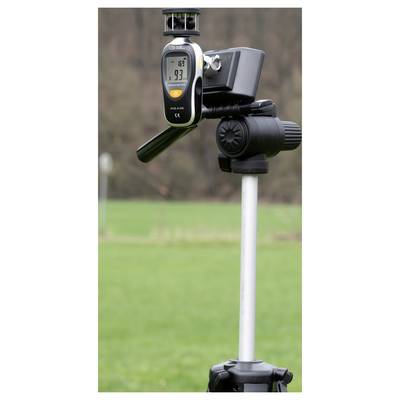 Ein digitales Anemometer, das auf einem Dreibein montiert ist, misst die Windgeschwindigkeit im Freien auf einem Feld.