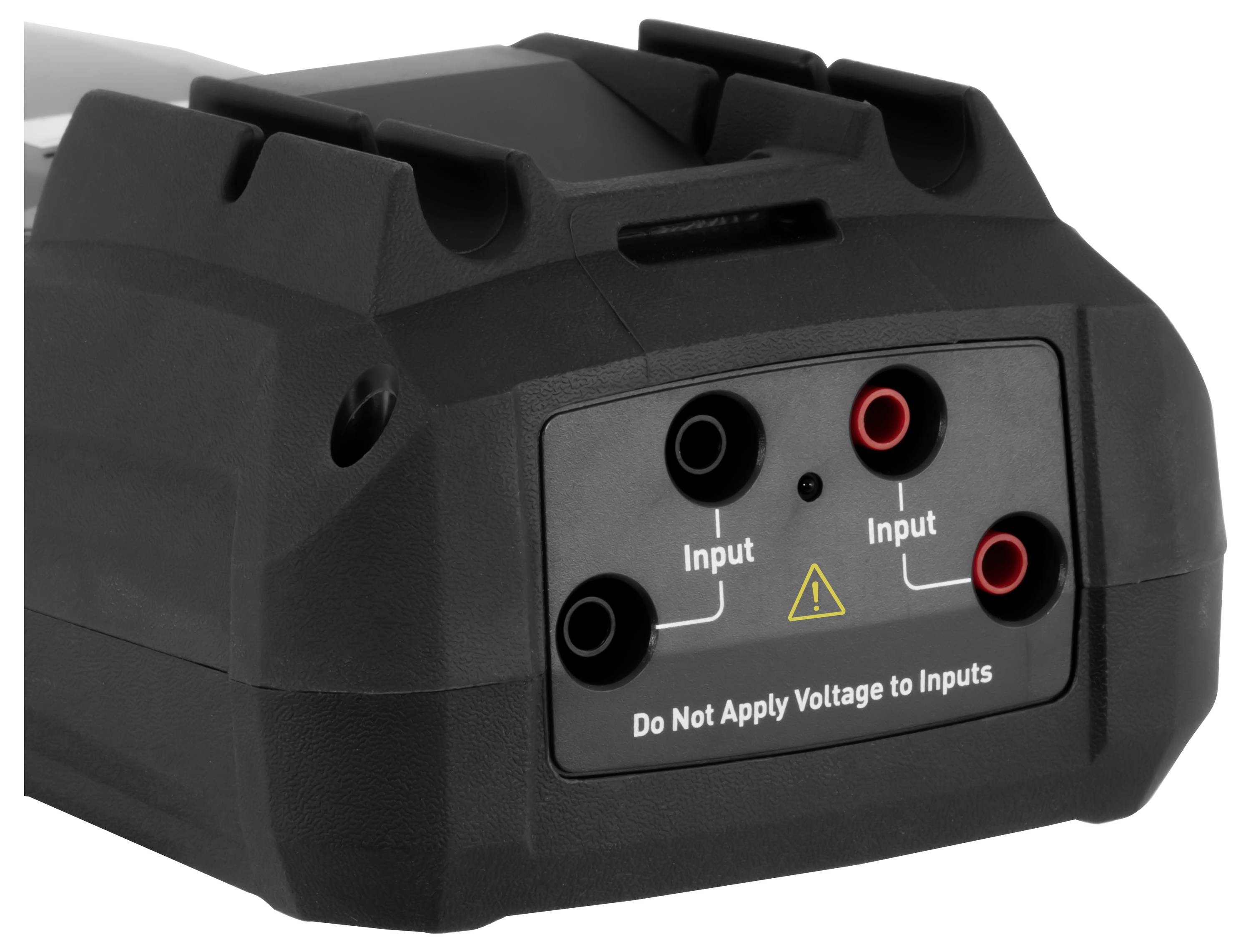 Schwarze elektrische Vorrichtung oder Batterieeinheit mit vier Eingangsklemmen, beschriftet mit „Eingabe" und „Keine Spannung an Eingänge anlegen".