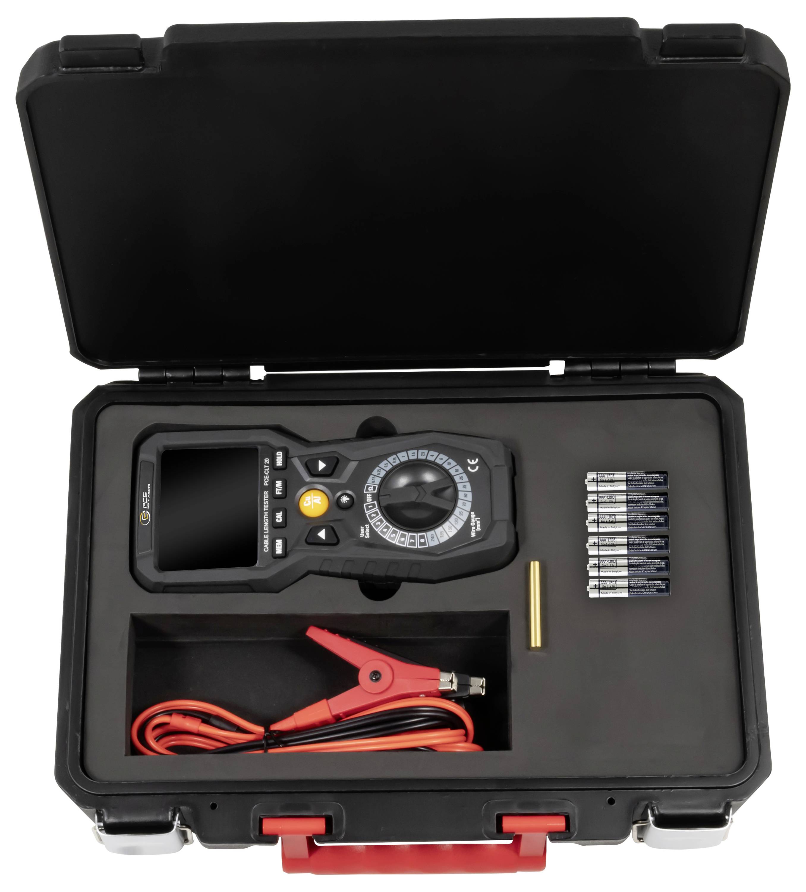 Ein offener schwarzer Koffer mit einem Multimeter, Batterien und Kabeln. Das Multimeter liegt links, Batterien rechts gestapelt.