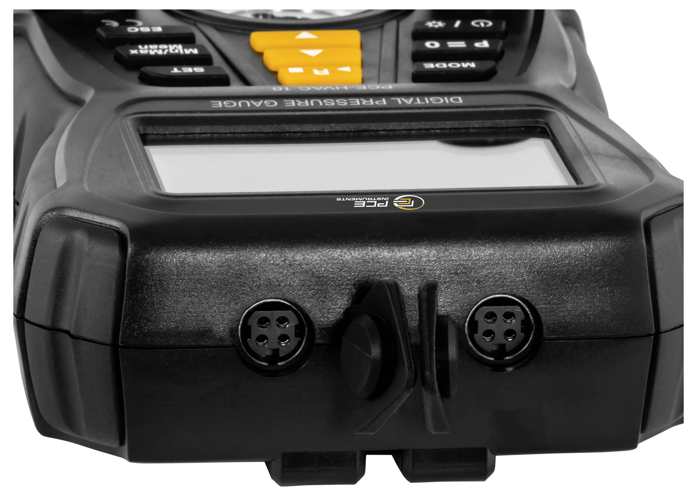 Nahaufnahme eines digitalen Druckmessers mit leerem Display und zwei vorderen Anschlüssen, mit orangefarbenen Bedienschaltflächen oben.