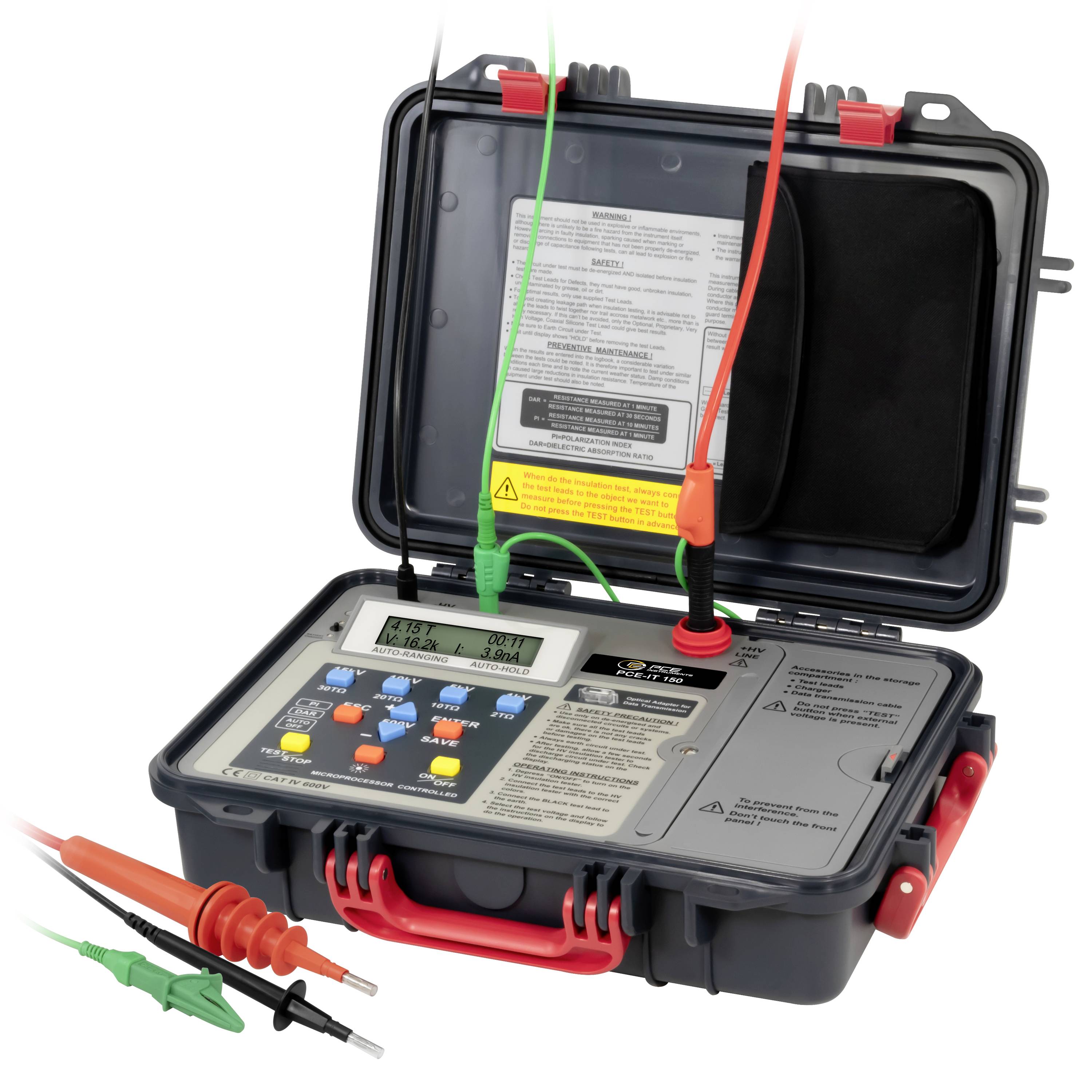 Tragbares elektrisches Testgerät in einem robusten Gehäuse mit angeschlossenen roten und grünen Messspitzen und zwei loosen Messleitungen davor.