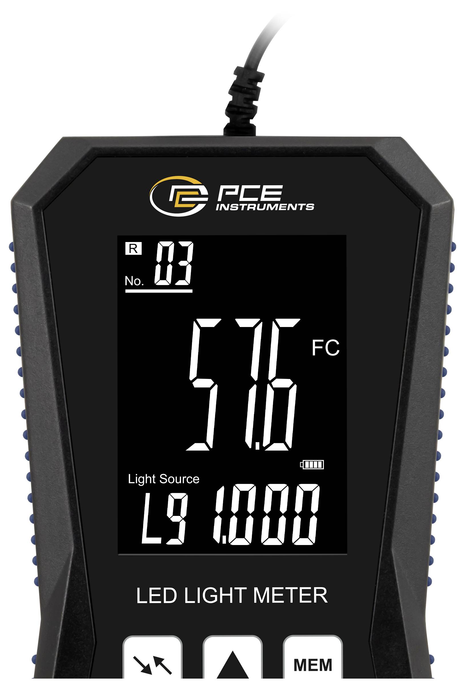 Tragbares LED-Lichtstärkemessgerät zeigt 576 FC von Lichtquelle L9 1000 an, mit PCE Instruments Branding und digitaler Anzeige.
