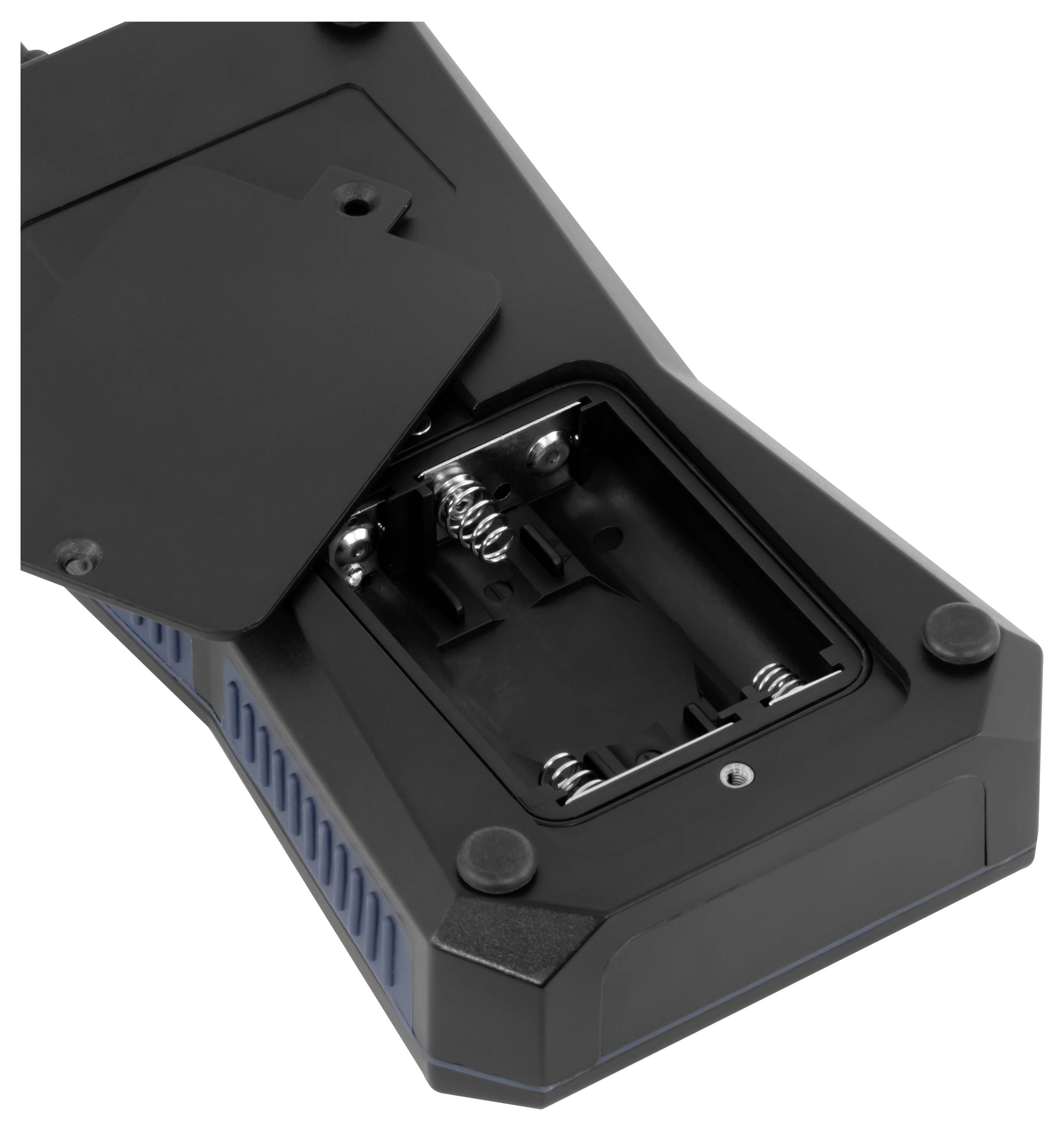 Batterieabteile in einem schwarzen tragbaren Gerät öffnen, das einen leeren Steckplatz mit Federkontakten und einer angelenkten Abdeckung zeigt.