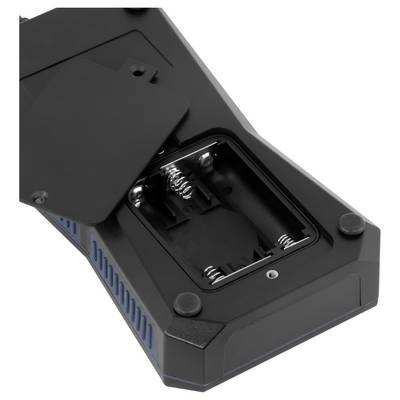 Batterieabteile in einem schwarzen tragbaren Gerät öffnen, das einen leeren Steckplatz mit Federkontakten und einer angelenkten Abdeckung zeigt.