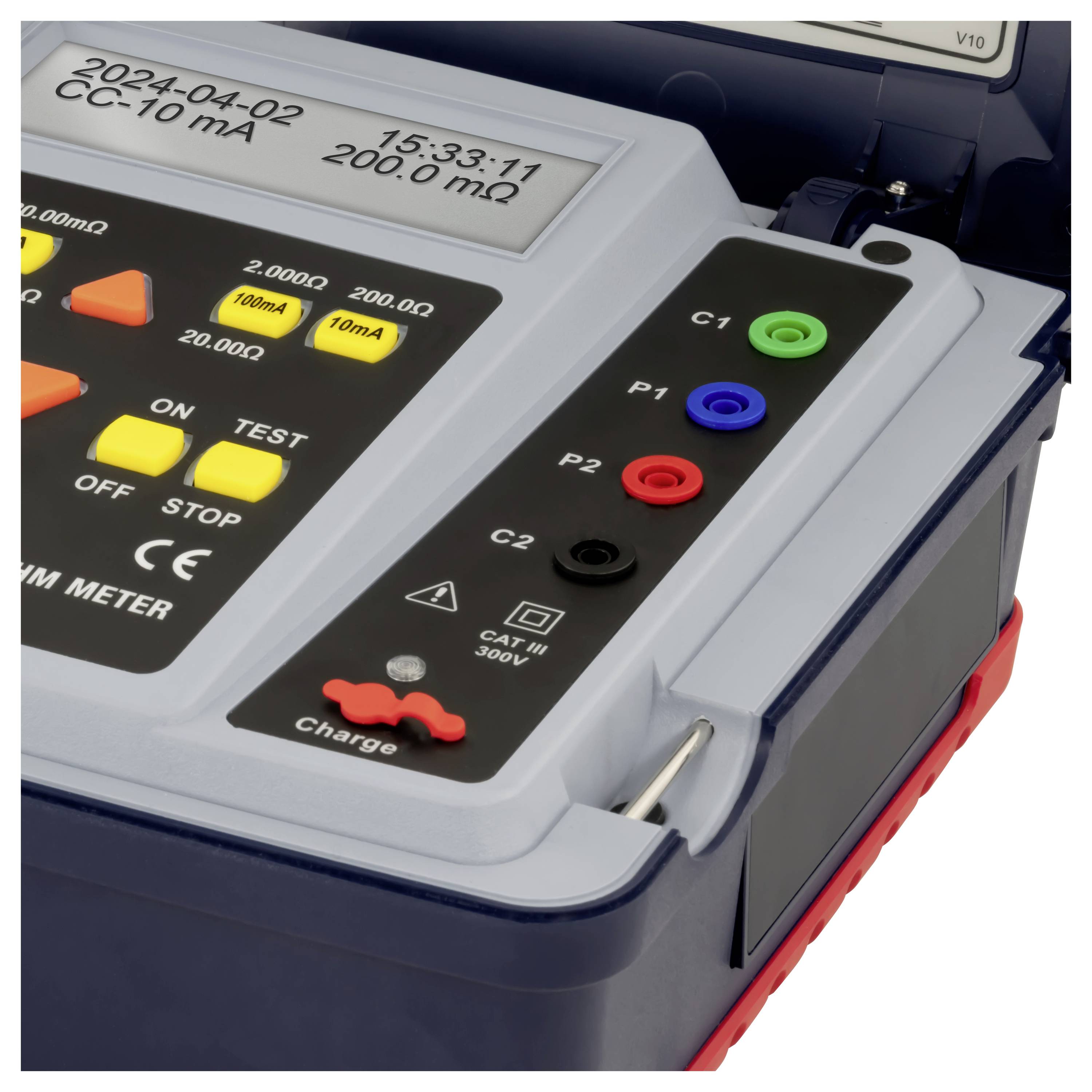 Nahaufnahme eines tragbaren Elektrizitätszählers mit LCD-Display und farbigen Prüfklemmen, die mit C1, P1, P2 und C2 gekennzeichnet sind.