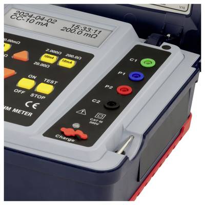 Nahaufnahme eines tragbaren Elektrizitätszählers mit LCD-Display und farbigen Prüfklemmen, die mit C1, P1, P2 und C2 gekennzeichnet sind.