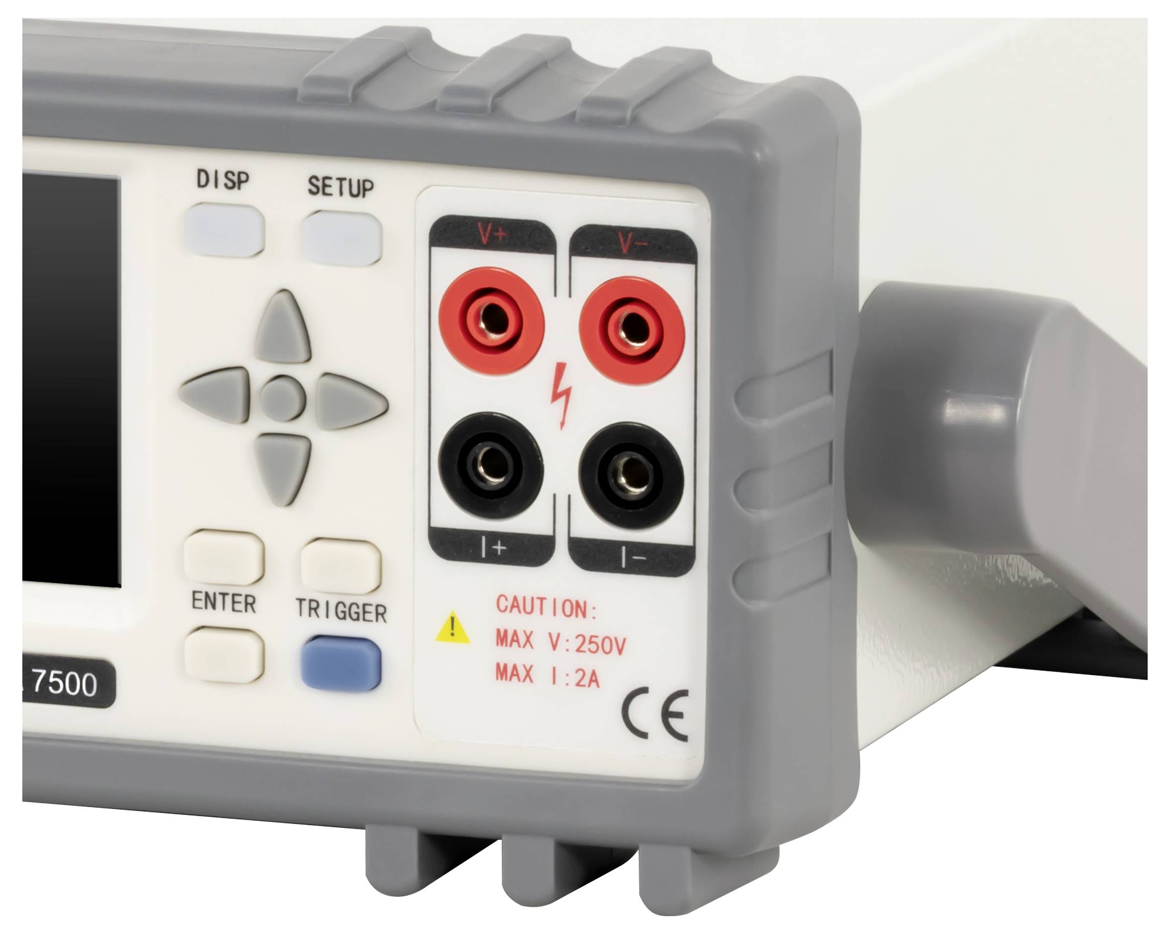 Nahaufnahme eines grauen elektronischen Testgeräts mit vier Bananensteckern für Ein-/Ausgang, Navigationstasten und Warnaufklebern einschließlich „MAX V: 250V" und „MAX I: 2A".