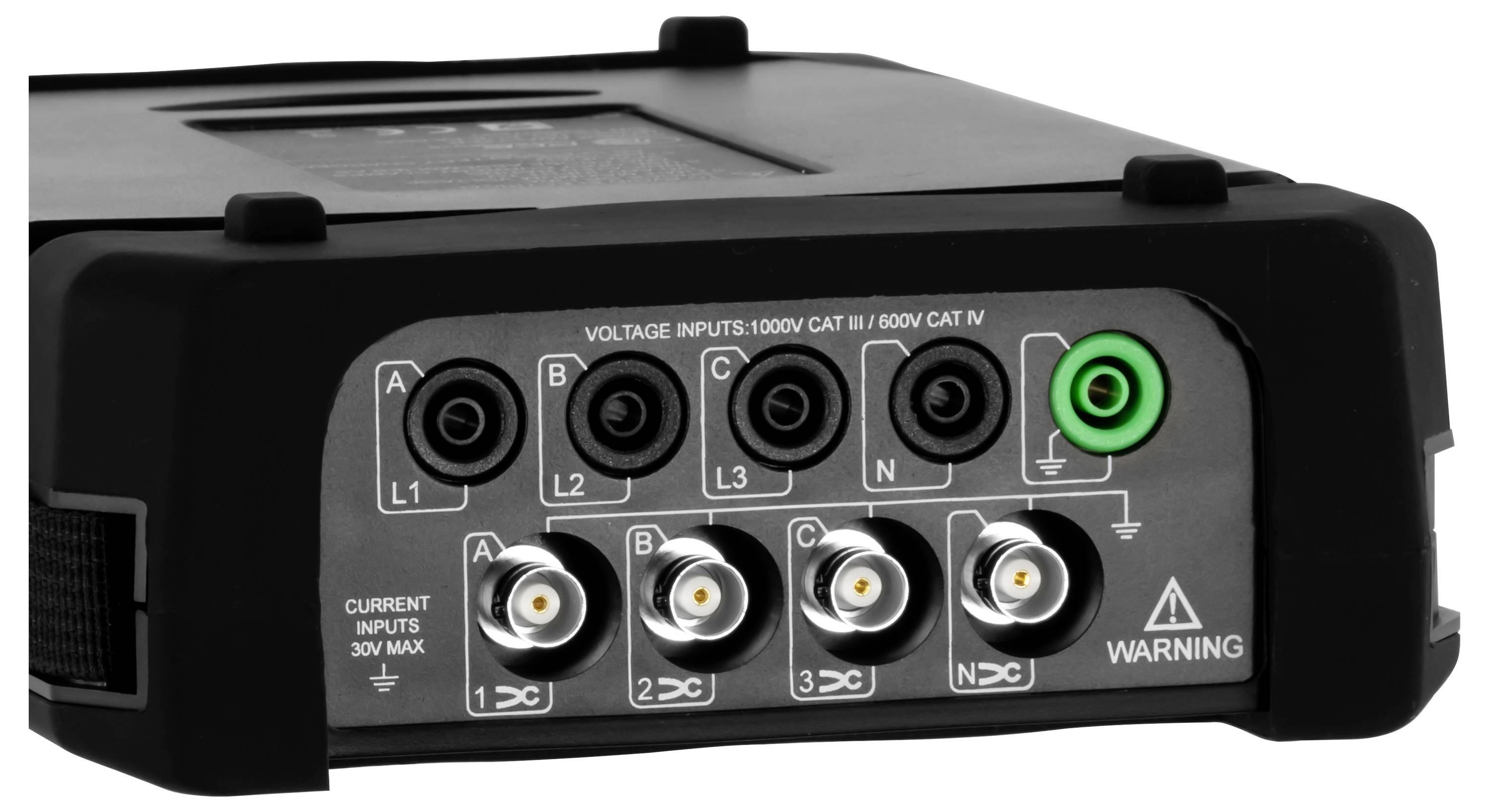 Nahaufnahme eines schwarzen elektrischen Stromanalysators mit beschrifteten Spannungs- und Stromeingangsbuchsen für die Phasen A, B, C und N sowie einer grünen Erdungsklemme.