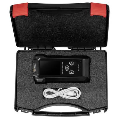Offener schwarzer Transportkoffer mit Schaumstoffeinlage, die ein tragbares digitales Gerät und ein aufgerolltes USB-Kabel halten.