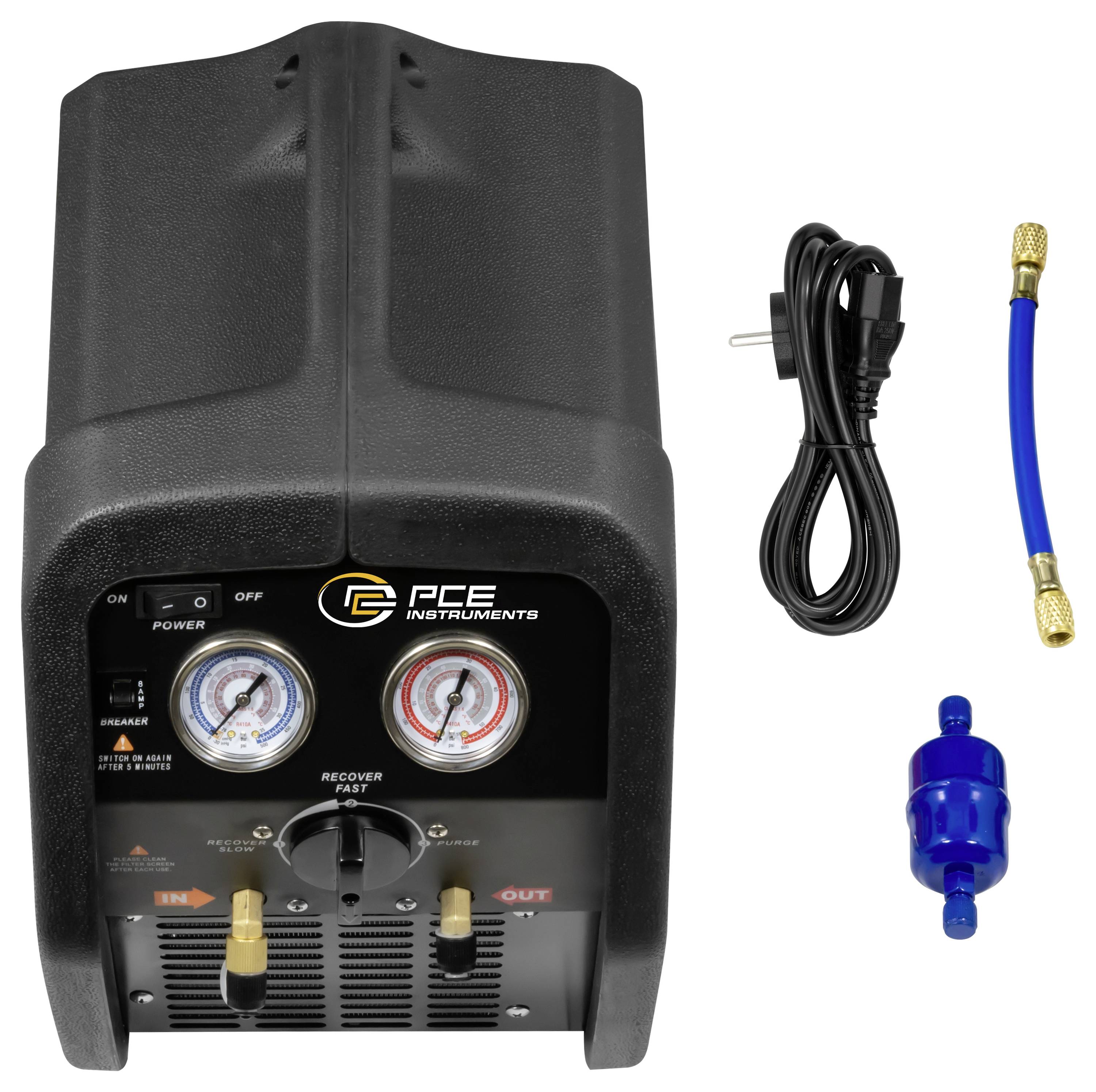 PCE Instruments Kältemittel-Rückgewinnungsmaschine mit Manometern, Stromkabel, blauem Schlauch und integriertem Filter-/Trocknerzubehör.