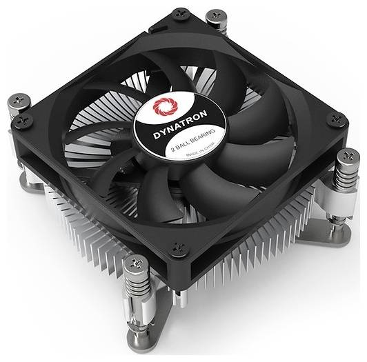Ein schwarzer CPU-Kühler von Dynatron mit einem Ventilator in der Mitte, montiert auf einem Kühlkörper mit Metalllamellen.