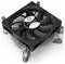 Ein schwarzer CPU-Kühler von Dynatron mit einem Ventilator in der Mitte, montiert auf einem Kühlkörper mit Metalllamellen.
