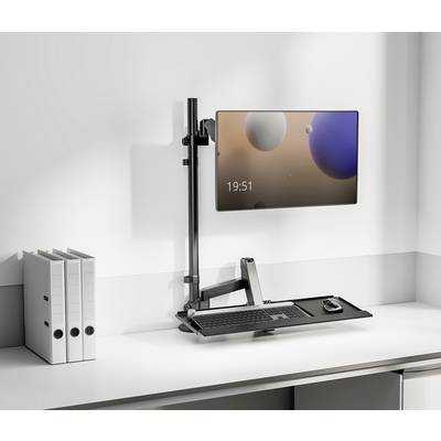 Ein moderner Arbeitsplatz mit einem an der Wand montierten Monitor, Tastatur und Maus auf einem höhenverstellbaren Schreibtischarm.