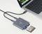 Ein Laptop ist über ein USB-Hub verbunden, an dem mehrere Speicherkarten-Slots und ein angeschlossener USB-Stick sichtbar sind.