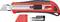 Rotes und schwarzes Cuttermesser mit ausgefahrener Klinge, Ersatzklinge und Klingenschutz. Hauptsächlich zum Schneiden verwendet.