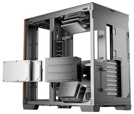 Offenes Computergehäuse in Schwarz und Silber, zeigt die interne Struktur für Hardwareinstallation, wie Laufwerkschächte und Lüftungsschlitze.