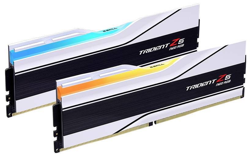Zwei RAM-Module der Marke Trident Z5 mit RGB-Beleuchtung, eins in Blau und eins in Orange, auf weißem Hintergrund.