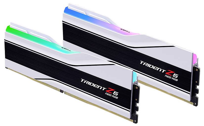 Zwei weiße RAM-Riegel mit RGB-Beleuchtung, Modell 'Trident Z5 Neo RGB', liegen nebeneinander; sie sind für PCs konzipiert.