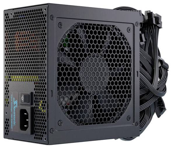 Ein schwarzes Computernetzteil mit Lüfter und mehreren Kabeln. Geeignet zur Stromversorgung von PC-Komponenten.