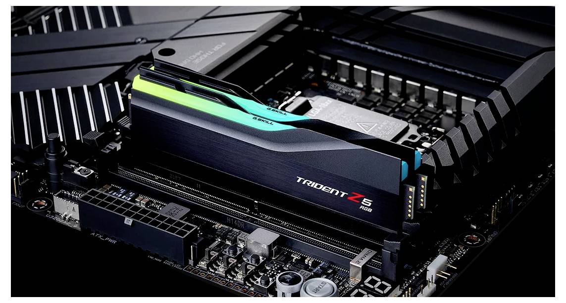 Ein RAM-Modul vom Typ 'Trident Z5 RGB' ist in einem Motherboard installiert. Der RAM hat ein modernes Design mit RGB-Beleuchtung.