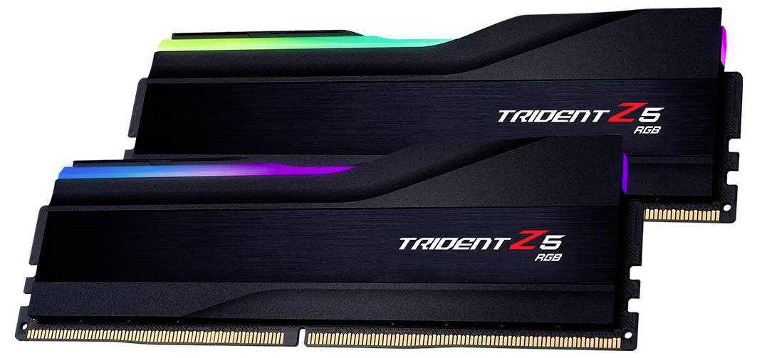 Zwei RAM-Module mit RGB-Beleuchtung der Marke 'Trident Z5 RGB'. Sie sind schwarz mit bunten Lichtern und goldenen Anschlüssen.