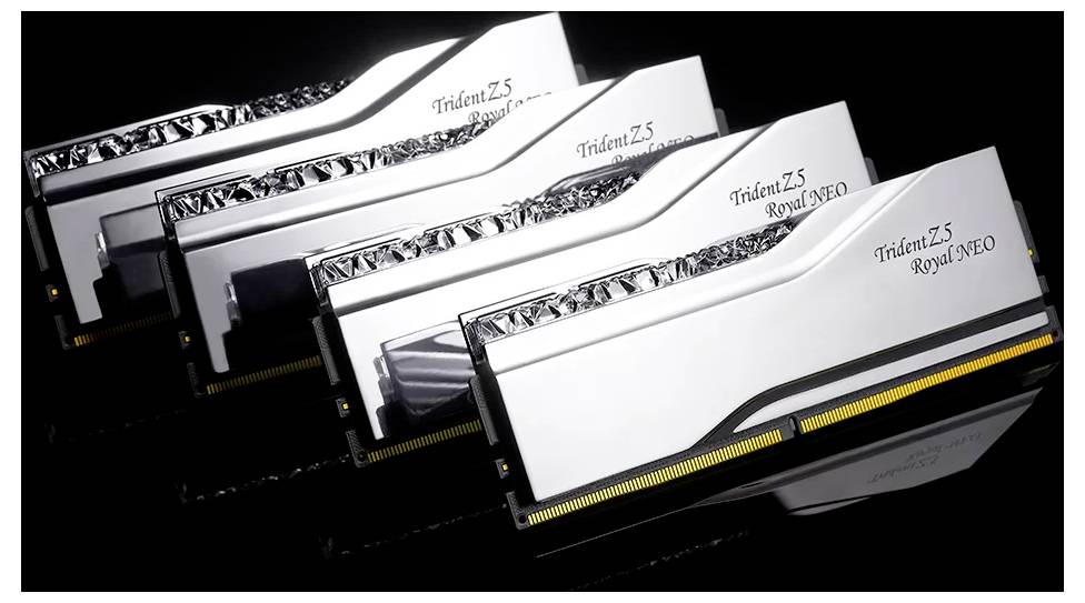 Vier silberne RAM-Module mit der Aufschrift 'Trident Z5 Royal NEO' auf schwarzem Hintergrund.