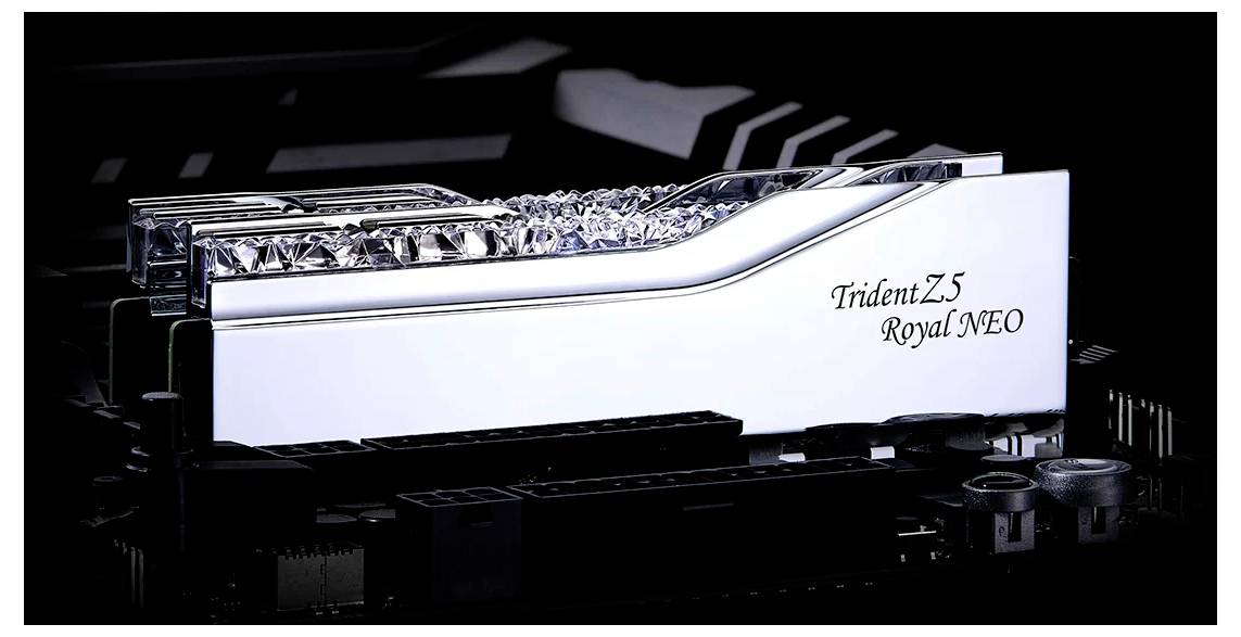 Abgebildet ist ein Computer-RAM-Modul der Marke 'Trident Z5 Royal NEO', auf einer Hauptplatine installiert.