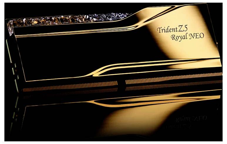 Goldener Speicher-Riegel mit der Aufschrift 'Trident Z5 Royal NEO'. Edles Design mit Kristallverzierungen, vor schwarzem Hintergrund.