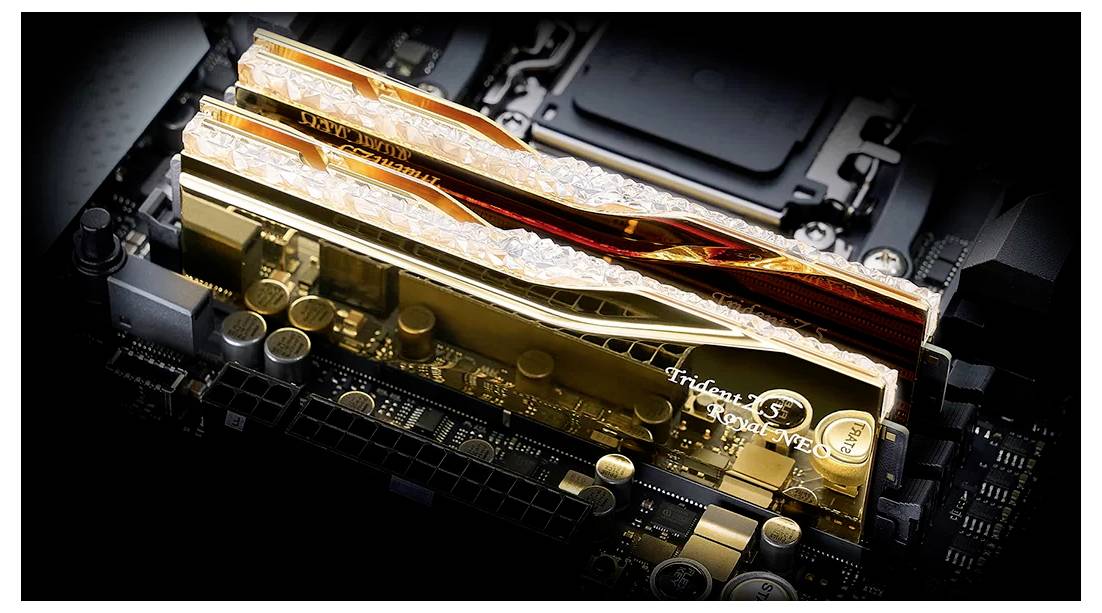 'Zwei goldene RGB-RAM-Module, eingebaut in ein Computersystem, zeigen ein elegantes Design mit strukturierter Oberfläche und Lichteffekten.'