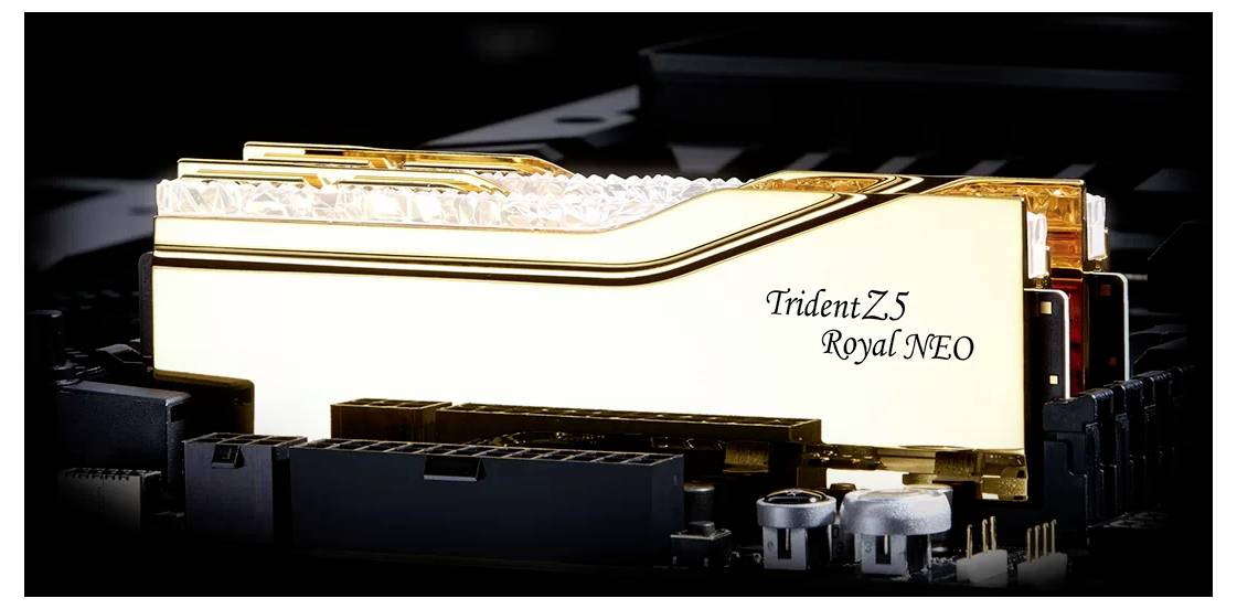 Goldener RAM-Speicherstick mit Kristallverzierung und Aufschrift 'Trident Z5 Royal NEO', eingebaut in ein Computer-Motherboard.