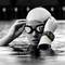 Eine Person mit Schwimmbrille und Badekappe im Wasser prüft ihre Smartwatch, die Fitnessdaten auf dem Display anzeigt.