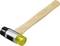 Ein Gummihammer mit einem Holzgriff und einem schwarzen und gelben Schlagkopf liegt auf weißem Hintergrund.