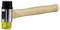 Ein Gummihammer mit einem gelben Kunststoffkopf und einem hölzernen Griff liegt auf einer ebenen Fläche.