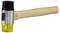Ein Hammer mit einem Holgriff und einem zweifarbigen Kopf, schwarz und gelb. Der Kopf hat ein Metallgehäuse.