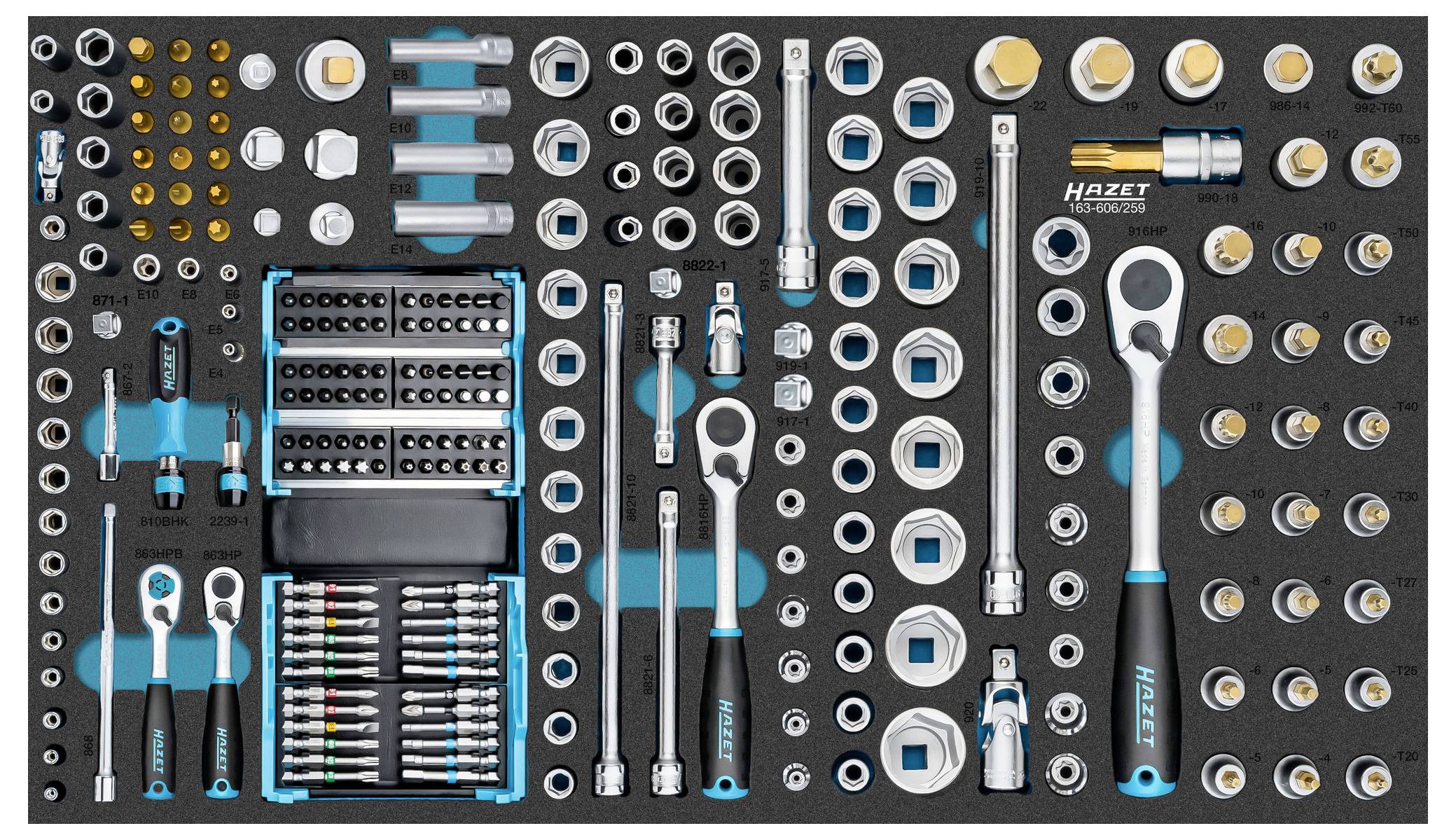 Ein kompletter Hazet-Werkzeugsatz, ordentlich angeordnet, mit Steckschlüsseln und Knarren. Hauptsächlich verwendet für mechanische Reparaturen und Montageaufgaben.