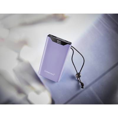 Lila Powerbank mit digitaler Anzeige, die 90% Ladung zeigt. Sie hat ein schwarzes Trageband und liegt auf einer Oberfläche mit weichgezeichnetem Hintergrund.