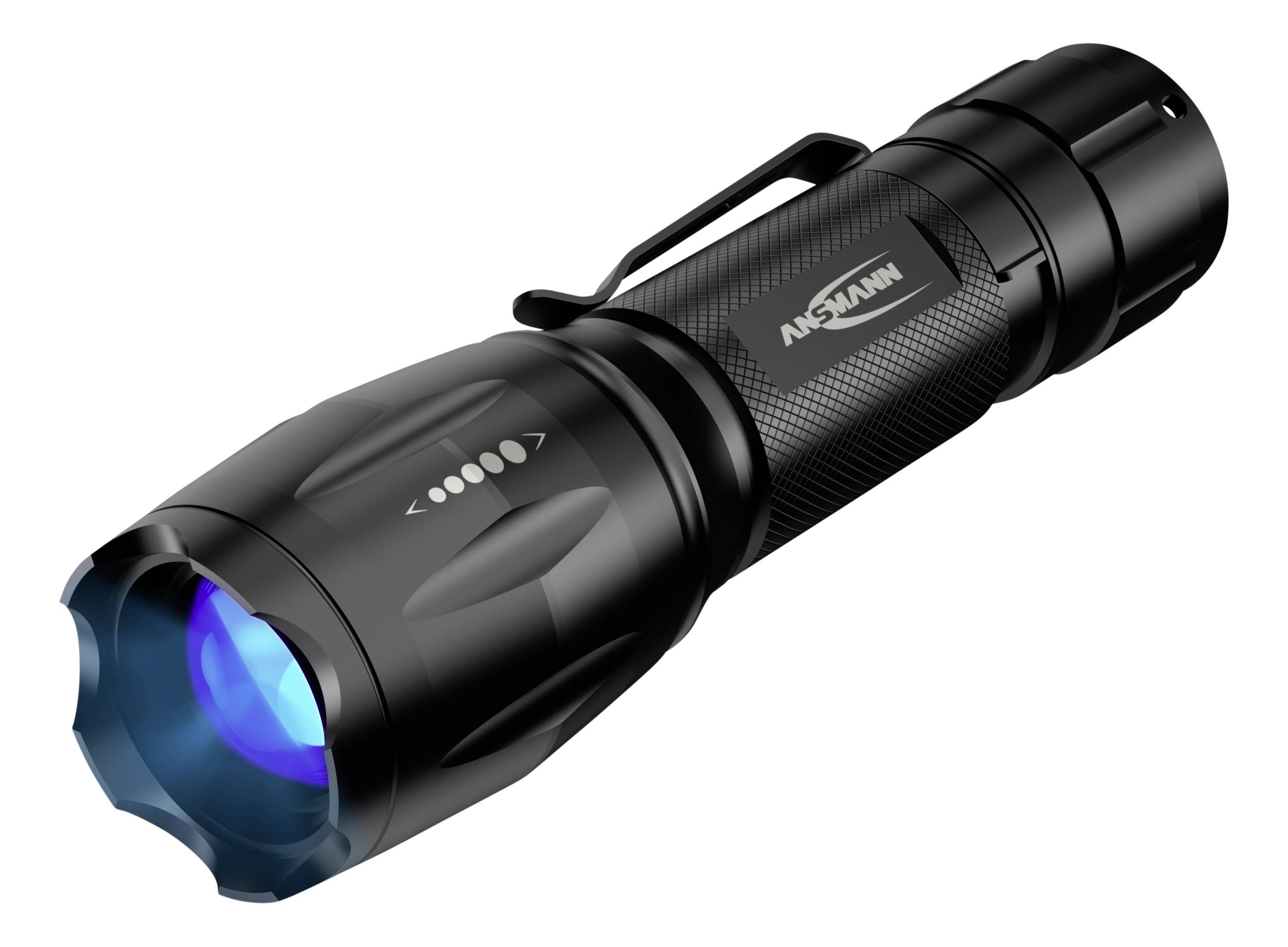 Schwarze Taschenlampe mit blauem Lichtschein an der Vorderseite, seitlicher Clip und Markenaufdruck.
