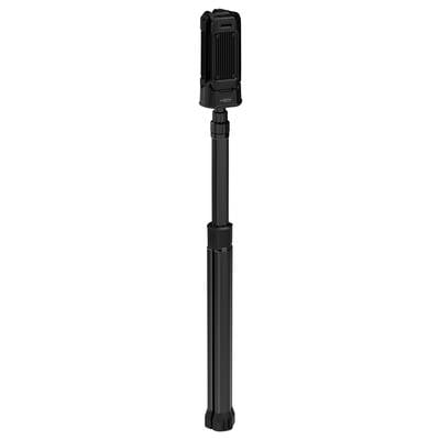 Ein schwarzer, ausziehbarer Selfie-Stick mit einem Halter für Smartphones am oberen Ende, geeignet für Reisefotografie.