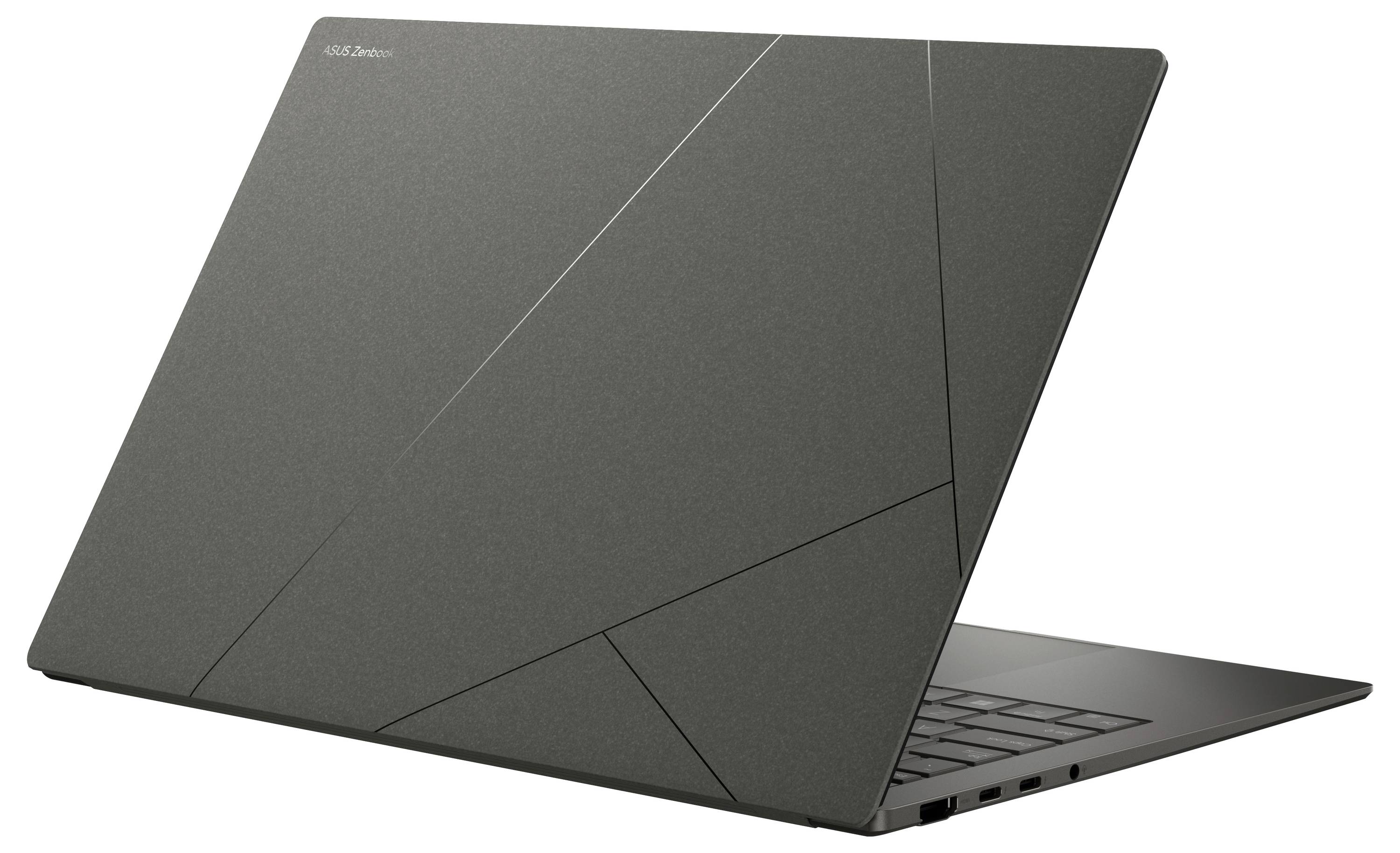 Ein schlanker, moderner Laptop mit geometrischem Design auf der Rückseite des Bildschirms, auf einem Tisch platziert.