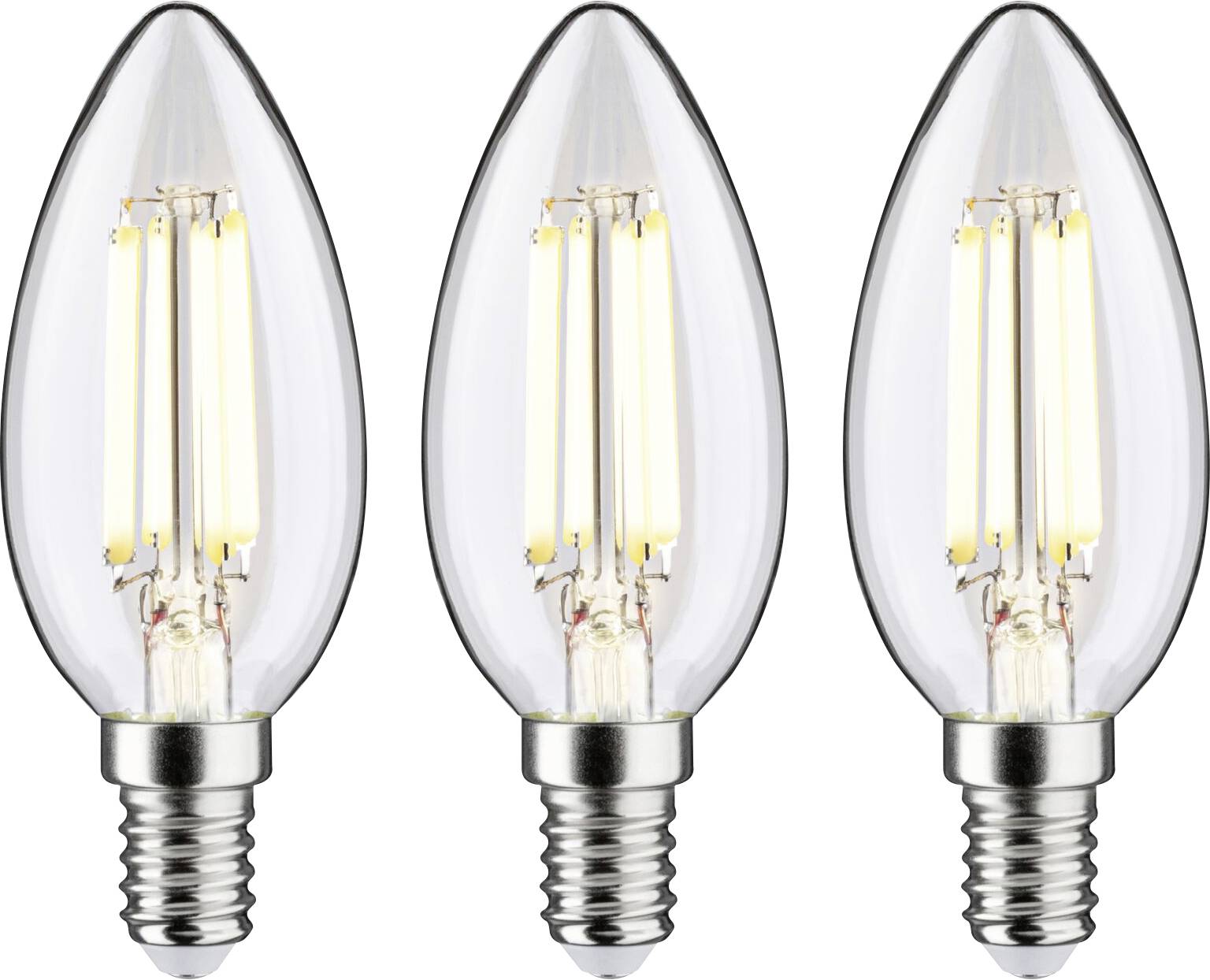 Drei klare LED-Glühbirnen in Kerzenform mit silbernen Sockeln auf weißem Hintergrund. 