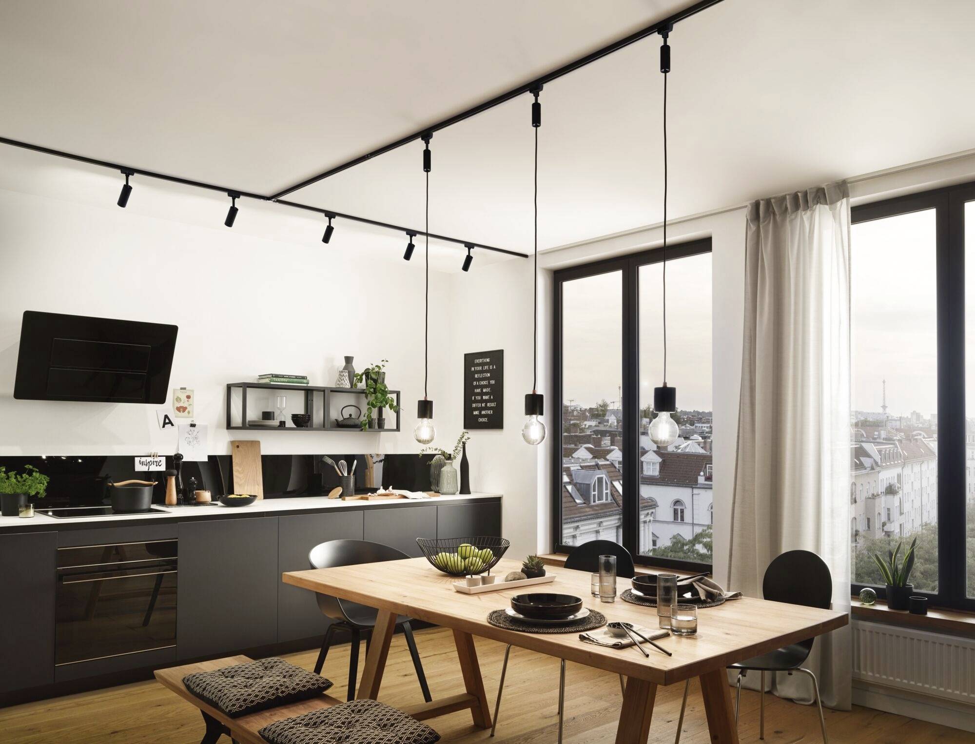Moderne Küche mit Esstisch und Pendelleuchten, großer Fensterfront, Blick auf Stadtlandschaft, elegantes schwarzes und hölzernes Design.