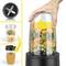 Eine Hand bedient einen Mixer; Obst und Gemüse im Becher, darunter ein Bild der fertigen Mischung als Saft, Pfeile zeigen den Vorgang.