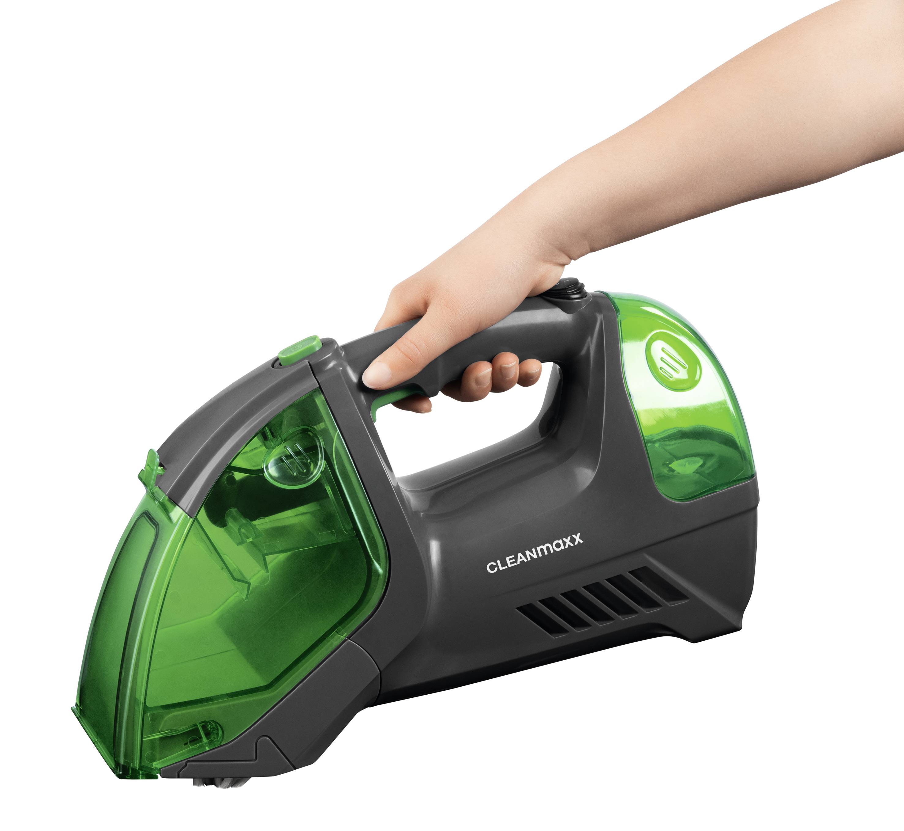 Eine Person hält einen tragbaren, grünen und schwarzen Staubsauger mit der Aufschrift 'CLEANmaxx'.