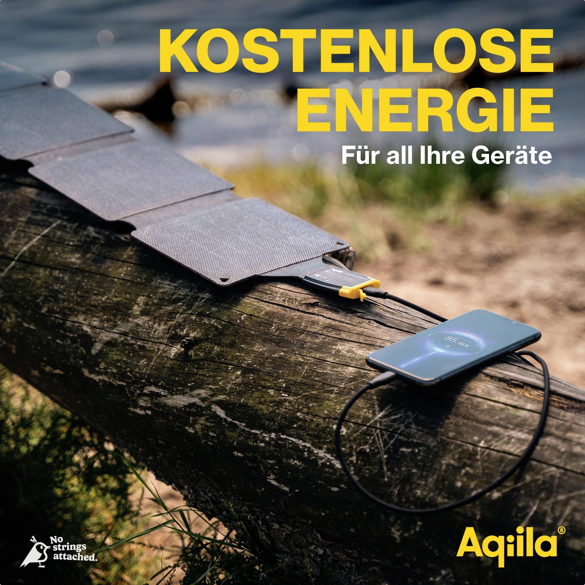 Ein tragbares Solarladegerät lädt ein Smartphone im Freien auf. Text: 'KOSTENLOSE ENERGIE Für all Ihre Geräte'.