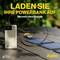 Eine Powerbank wird mit einem Solarpanel aufgeladen. Text: 'LADEN SIE IHRE POWERBANK AUF. Nie mehr ohne Energie.' Marke: Aqiila.