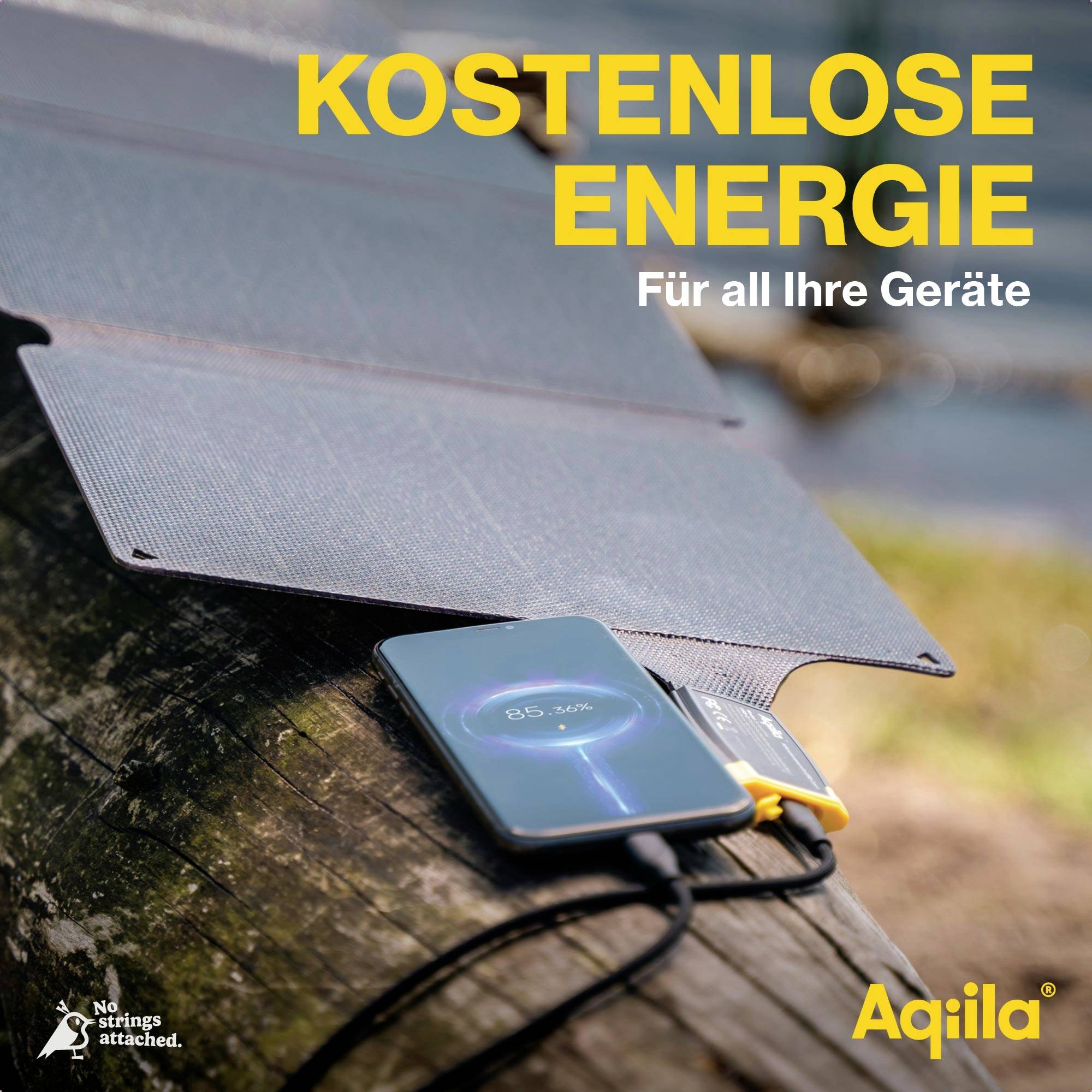 Ein Smartphone wird durch ein Solarpanel auf einem Baumstamm im Freien aufgeladen. Text auf dem Bild: 'Kostenlose Energie Für all Ihre Geräte'.