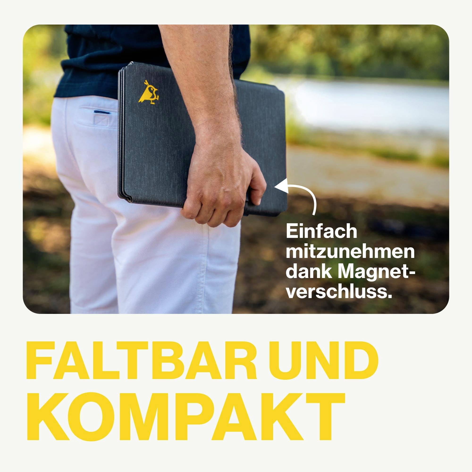 Eine Person hält ein klappbares, tragbares Produkt mit Magnetverschluss. Text: 'Einfach mitzunehmen dank Magnetverschluss. Faltbar und kompakt.'