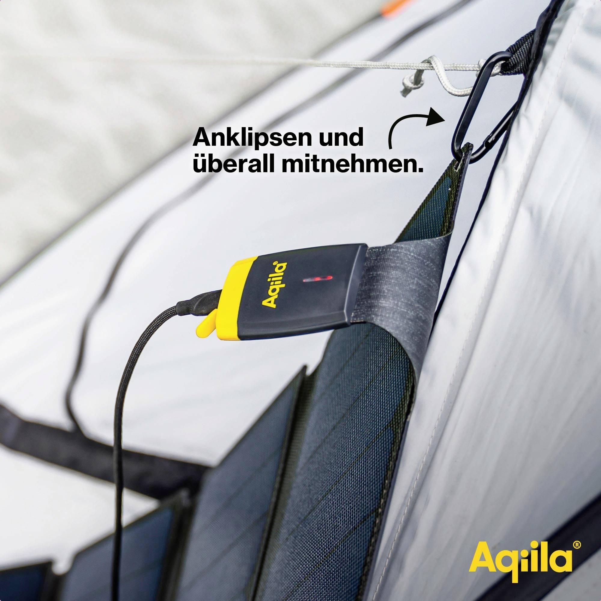 Ein gelber GPS-Tracker der Marke 'Aqiila' ist an einem Drachenfluggerät befestigt. Text im Bild: 'Anklipsen und überall mitnehmen.'